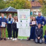 Verantwortliche des Jugendhauses mit Banner und Urkunde