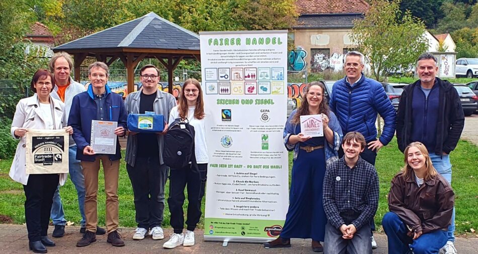 Verantwortliche des Jugendhauses mit Banner und Urkunde