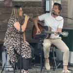 Eine Musikerin mit Mikrofon und ein Musiker mit Gitarre beim Kleinkunstsommer 2025