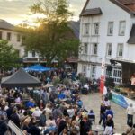 Voller Altstadtplatz mit Bühne und Live-Musik (Kultursommer 2024)