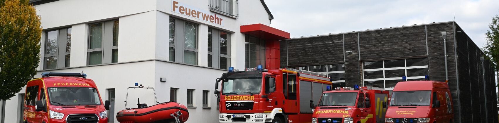 Gerätehaus und Fuhrpark des Löschbezirks Schwemlingen-Weiler