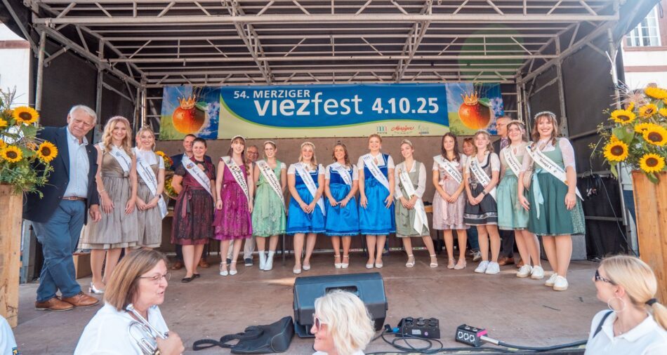 Gruppenfoto der Hoheiten mit den neuen Viez-Hoheiten 2025