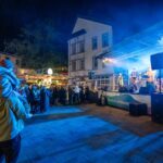 Zuhörer vor der Bühne auf dem Altstadtplatz, eine Band spielt beim Mondscheinmarkt 2024