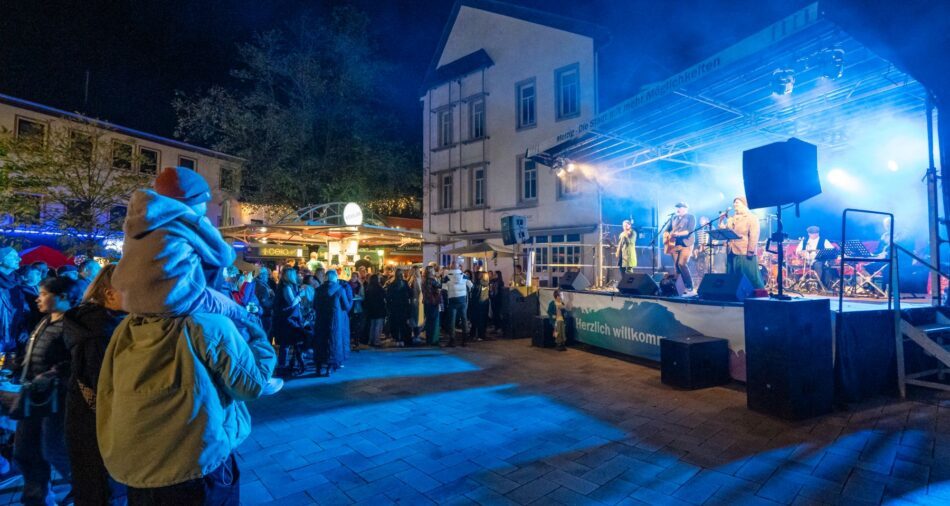 Zuhörer vor der Bühne auf dem Altstadtplatz, eine Band spielt beim Mondscheinmarkt 2024