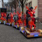 Kinder auf dem Rentierschlitten in der Fußgängerzone