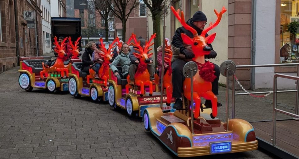 Kinder auf dem Rentierschlitten in der Fußgängerzone