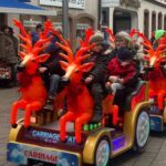 Kinder auf dem Rentierschlitten in der Fußgängerzone