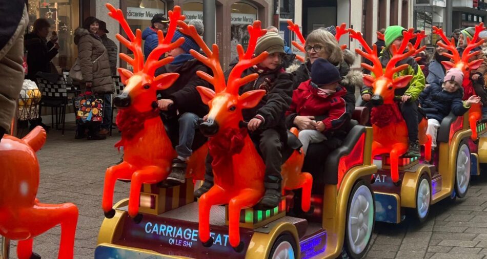 Kinder auf dem Rentierschlitten in der Fußgängerzone