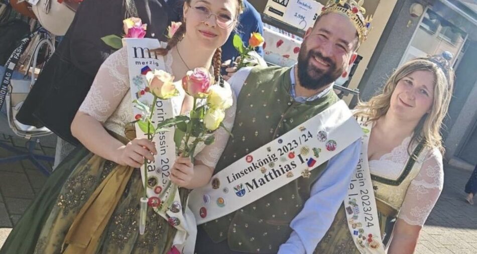 Viezkönigin Jule I., Viezprinzessin Vanessa und Linsenkönig Matthias I. mit Rosen