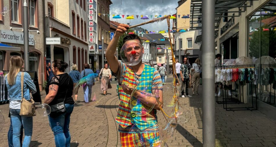 Straßenzauberei beim verkaufsoffenen Sonntag an der Sommerkirmes 2025