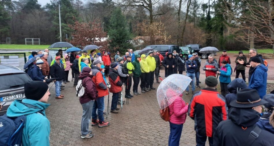 Frank Wagner begrüßt die Wanderer