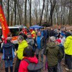 Zwischenstopp der Wanderer am Getränkestand der DLRG