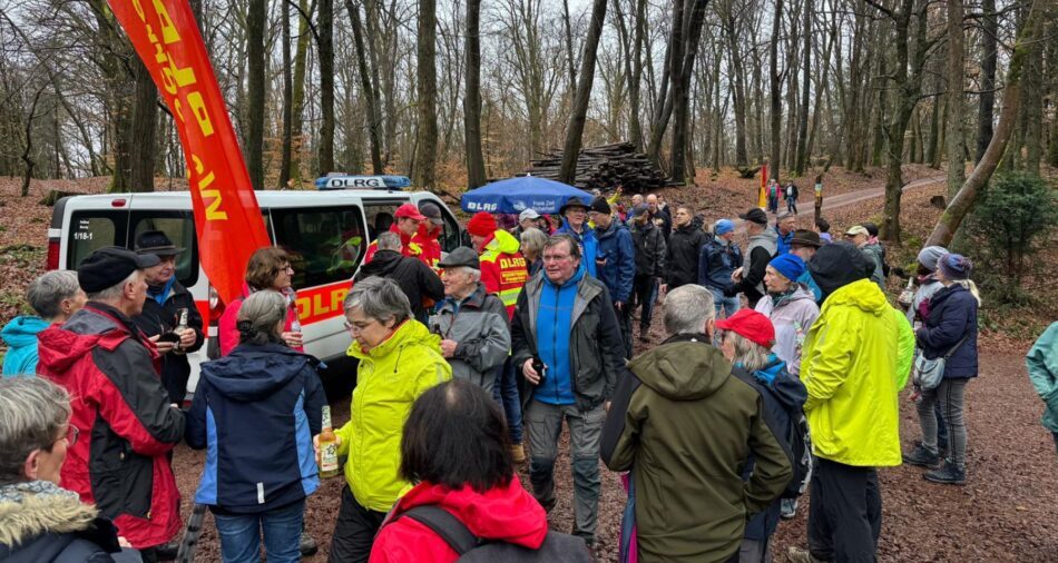 Zwischenstopp der Wanderer am Getränkestand der DLRG