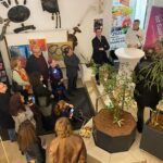 Marcus Hoffeld spricht am Mikrofon, um ihn herum stehen Menschen, Foto wurde von oben fotografiert