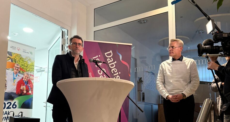 Innenminister Reinhold Jost am Mikrofon