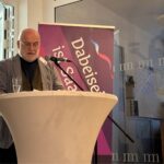 Horst Rauhoff von der Künstlergruppe Schinkelkirche am Mikrofon