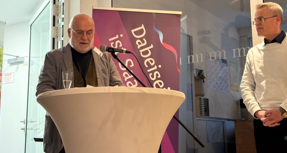 Horst Rauhoff von der Künstlergruppe Schinkelkirche am Mikrofon