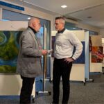 Oberbürgermeister Marcus Hoffeld und Horst Rauhoff im Gespräch vor Gemälden