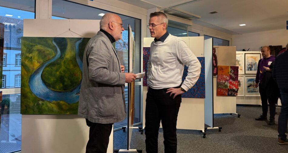 Oberbürgermeister Marcus Hoffeld und Horst Rauhoff im Gespräch vor Gemälden