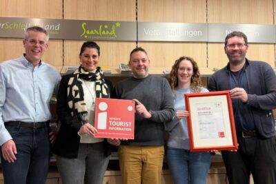 Mitarbeitende der Tourist-Info mit Oberbürgermeister, Ressortleiter und den Auszeichnungen