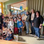 Gruppenfoto von Kindern und Erwachsenen in der Kita Mondorf 