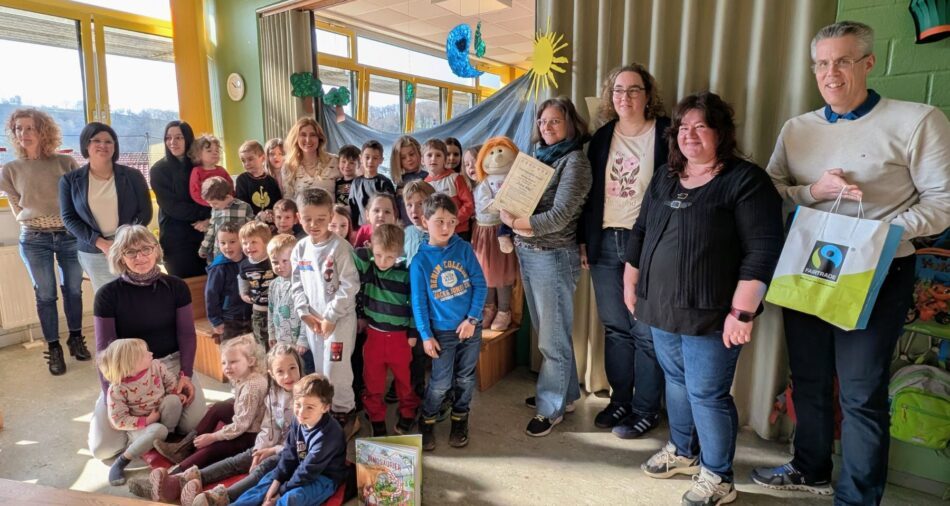 Gruppenfoto von Kindern und Erwachsenen in der Kita Mondorf 