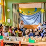 Kinder hören gespannt einer Handpuppe zu