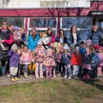 Gruppenfoto von Kindern und Erwachsenen vor der Kita Mechern