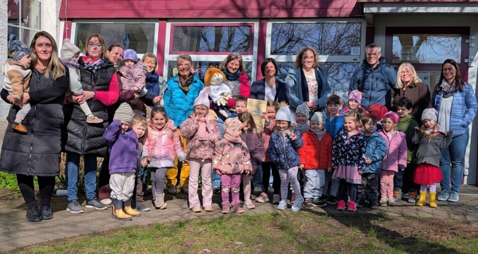 Gruppenfoto von Kindern und Erwachsenen vor der Kita Mechern