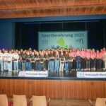Geehrte Sportlerinnen und Sportler bei der Sportlerehrung 2025, sie stehen auf der Bühne und halten ein Geschenk in der Hand