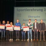 Vereinsvertreter mit einem Scheck, den Verantwortlichen des Stadtverbands Sport und Oberbürgermeister Marcus Hoffeld
