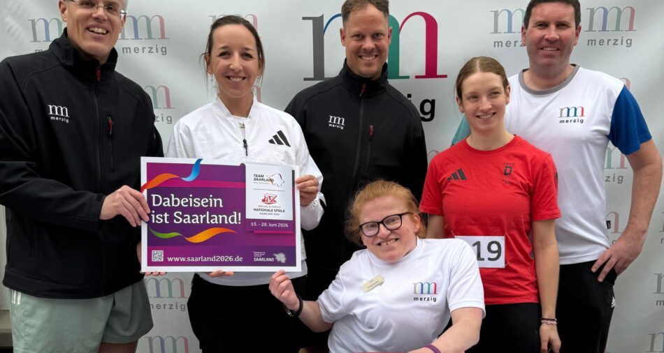 Franziska Preuß, Johanna Recktenwald und Team der Kreisstadt Merzig mit  Dabei Sein Ist Saarland!-Schild