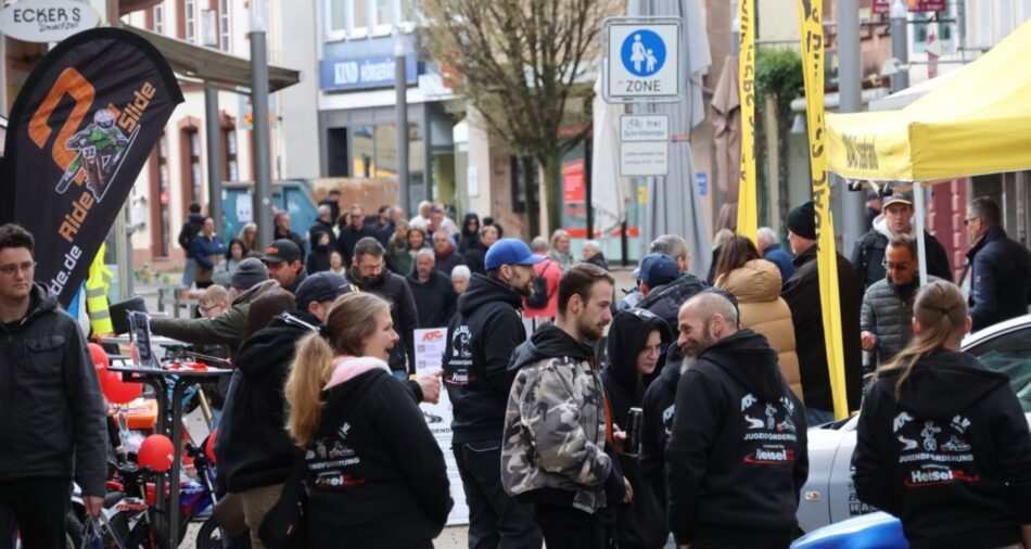 Menschen in der Fußgängerzone