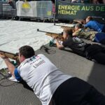 Teilnehmende der Startgruppe 1 beim Liegendschießen (Biathlon Tour 2026)