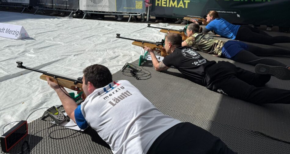 Teilnehmende der Startgruppe 1 beim Liegendschießen (Biathlon Tour 2026)