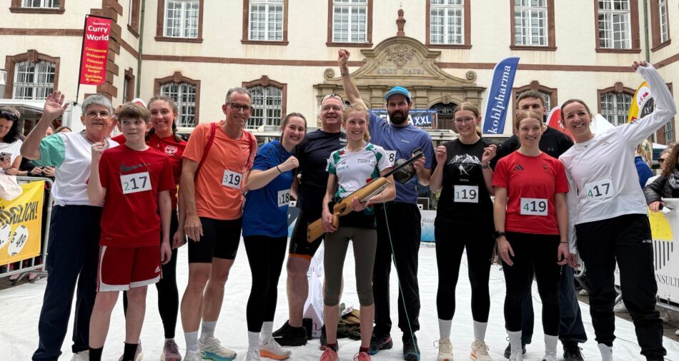 Promi-Staffel mit strahlenden Gewinnern (Biathlon Tour 2026)