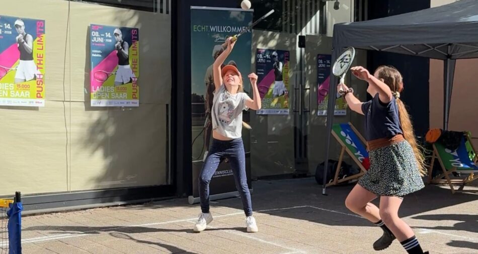 Zwei Mädchen spielen Tennis auf der Sportmeile 2026
