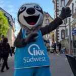 Das Maskottchen der IKK winkt in die Kamera