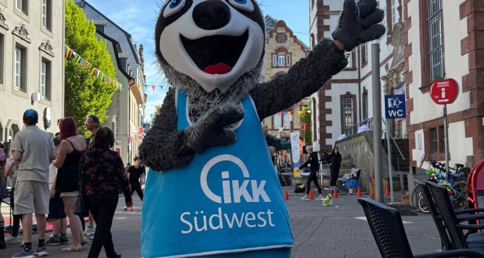 Das Maskottchen der IKK winkt in die Kamera