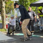 Ein Erwachsener und ein Kind mit Skateboard 