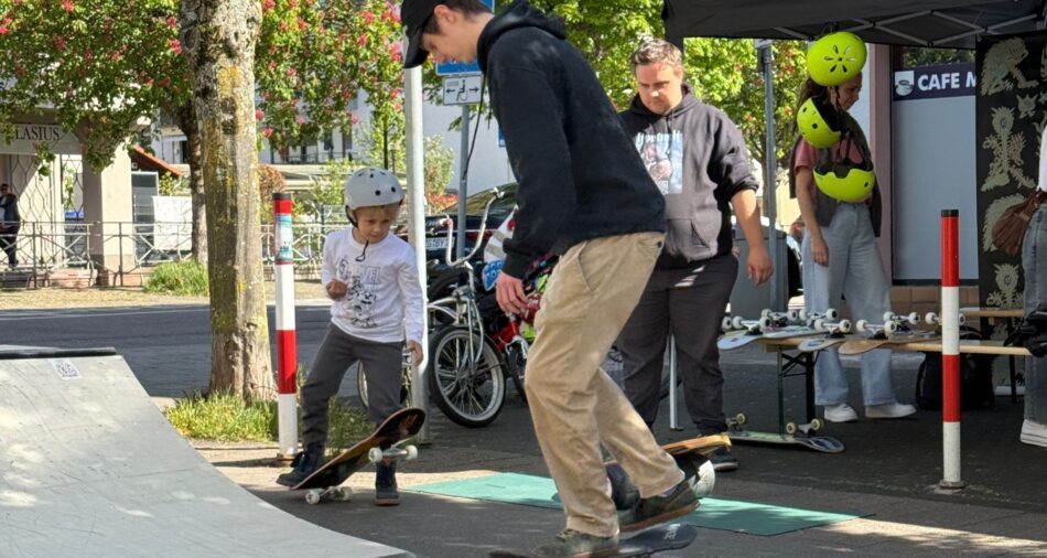 Ein Erwachsener und ein Kind mit Skateboard 