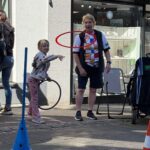 Mädchen wirft Ringe über Hütchen
