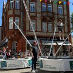 Kinder springen auf dem Bungee-Trampolin des Landkreises