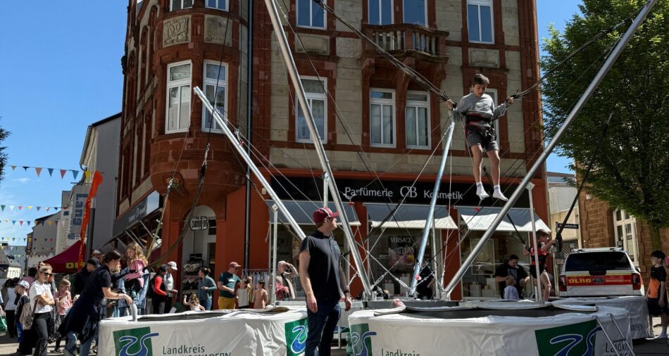 Kinder springen auf dem Bungee-Trampolin des Landkreises