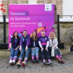 Gruppenfoto der Ehrengäste mit den Socken der Special Olympics
