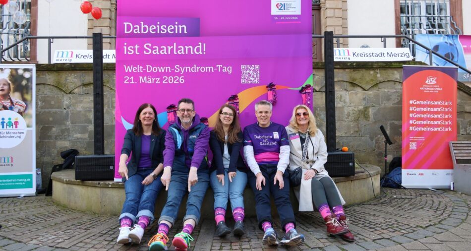 Gruppenfoto der Ehrengäste mit den Socken der Special Olympics