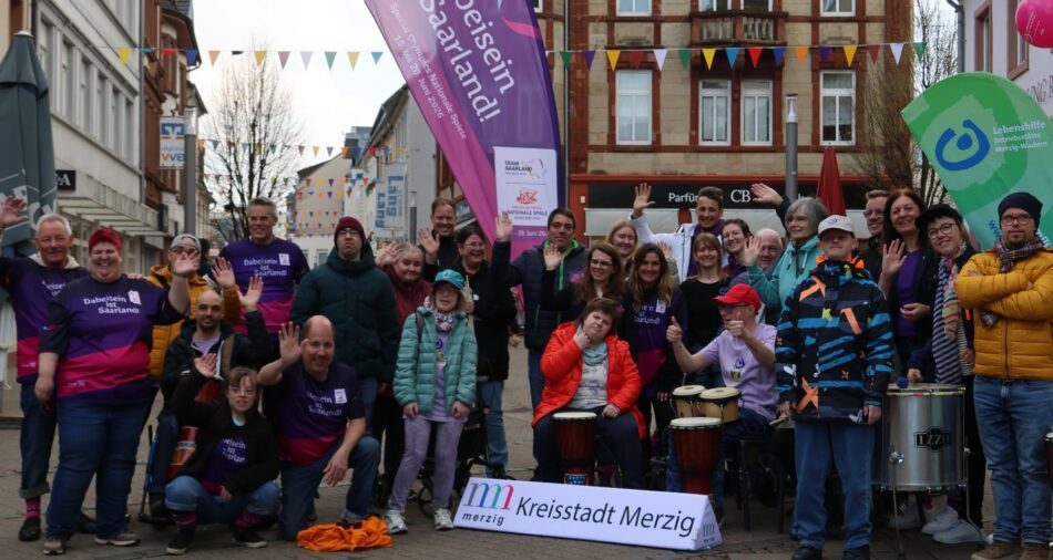 Gruppenfoto aller Beteiligten der Aktion zum Welt-Down-Syndrom-Tag in Merzig