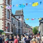 Besucherinnen und Besucher strömen durch die Fußgängerzone