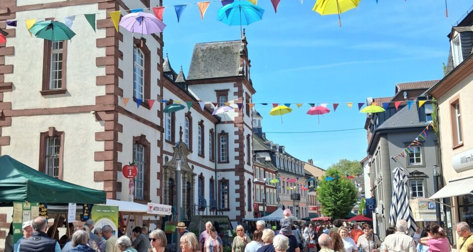 Besucherinnen und Besucher strömen durch die Fußgängerzone