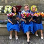 Viezkönigin mit Prinzessinnen und Rosen aus dem fairen Handel